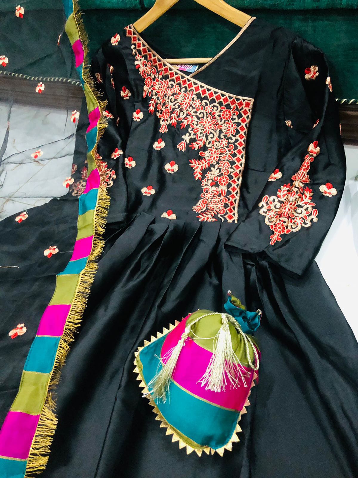 Stunnig Shamoz Silk 4 pcs Embroidery