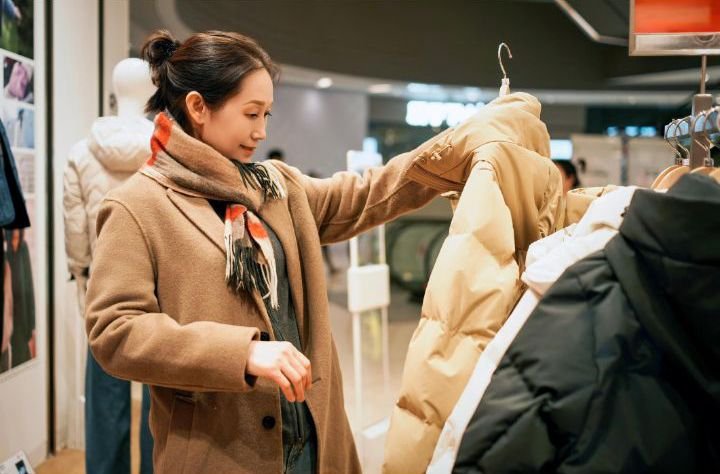 winter layering and mix and match outfit ideas featuring jackets, sweaters, hoodies, shirts, and jeans in natural colours.